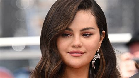 selena gomez sexy|Selena Gomez : envoûtante dans une robe au décolleté vertigineux